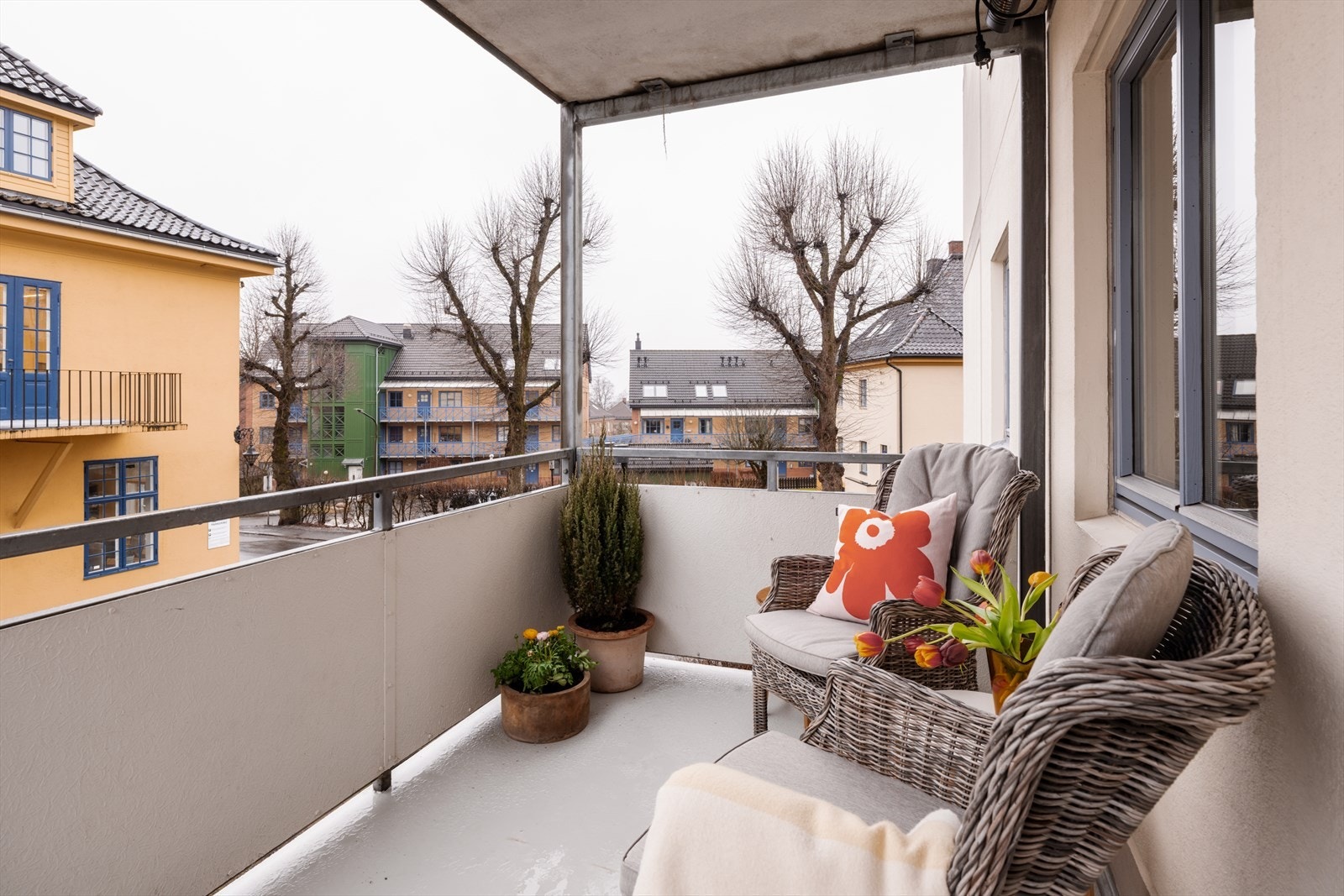 Balkongen er på 6 m² og det er rom for en hyggelig sittegruppe og grill - alt som hører sommeren til! Galleribilde