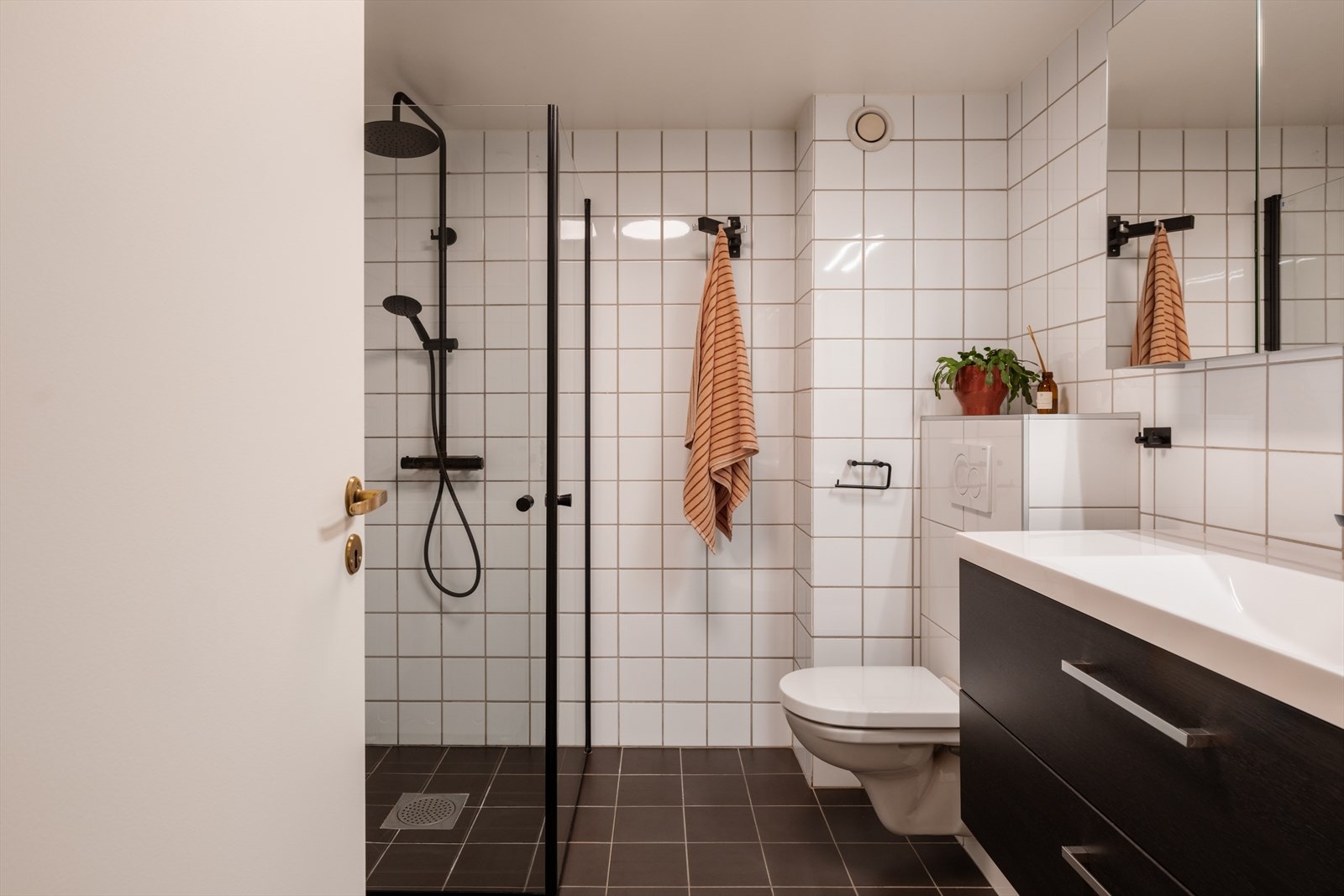 Badet er oppgradert med ny innredning med sorte detaljer. Galleribilde