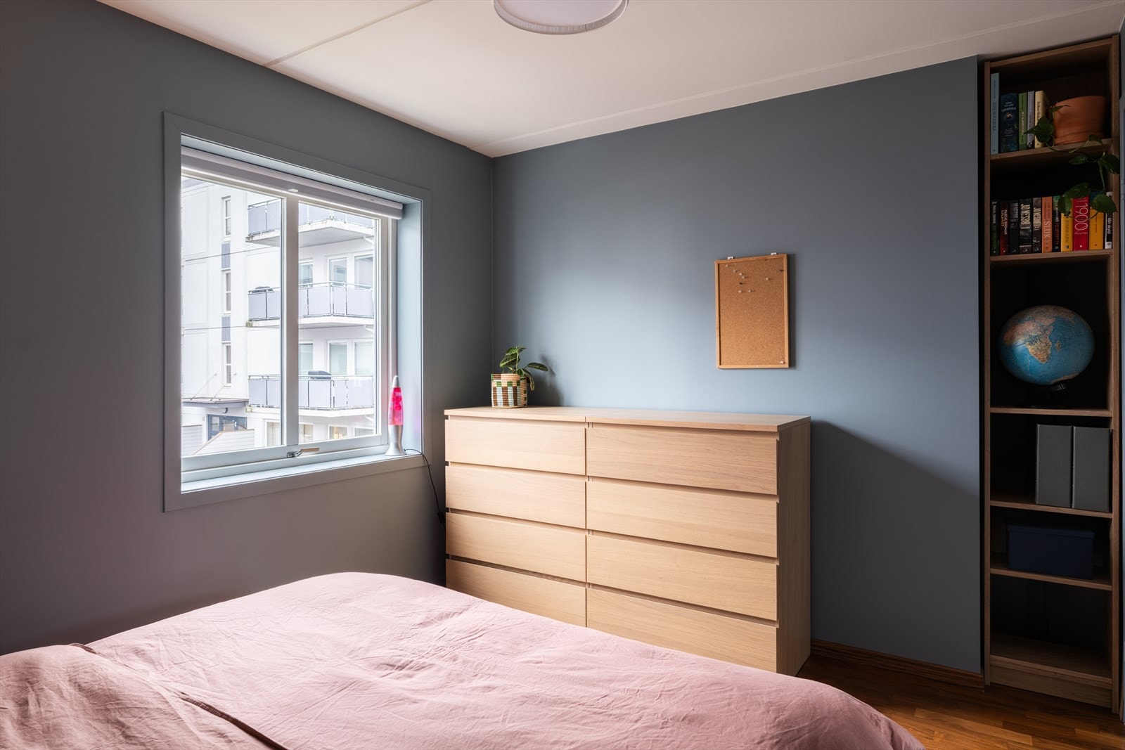 Vinduene sørger for rikelig med lys og det er god plass til praktiske oppbevaringsmøbler. Galleribilde