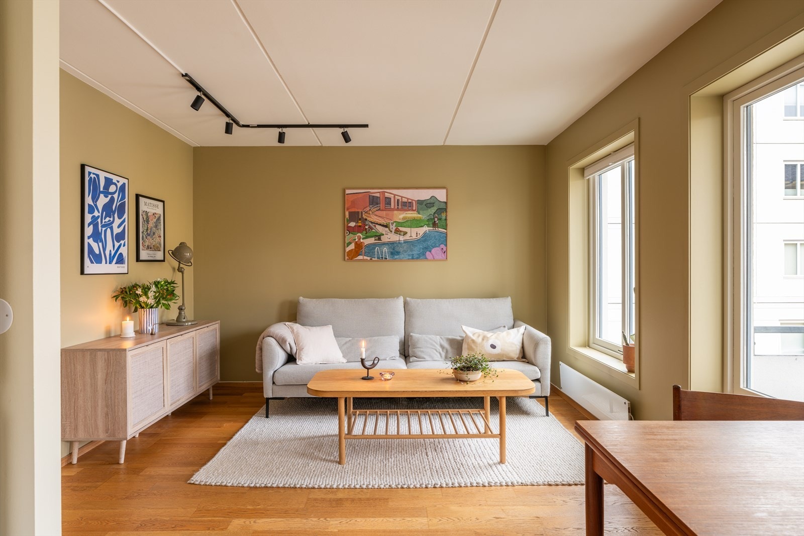 Lys og innbydende stue med god plass til en romslig sofagruppe som inviterer til hygge. Galleribilde