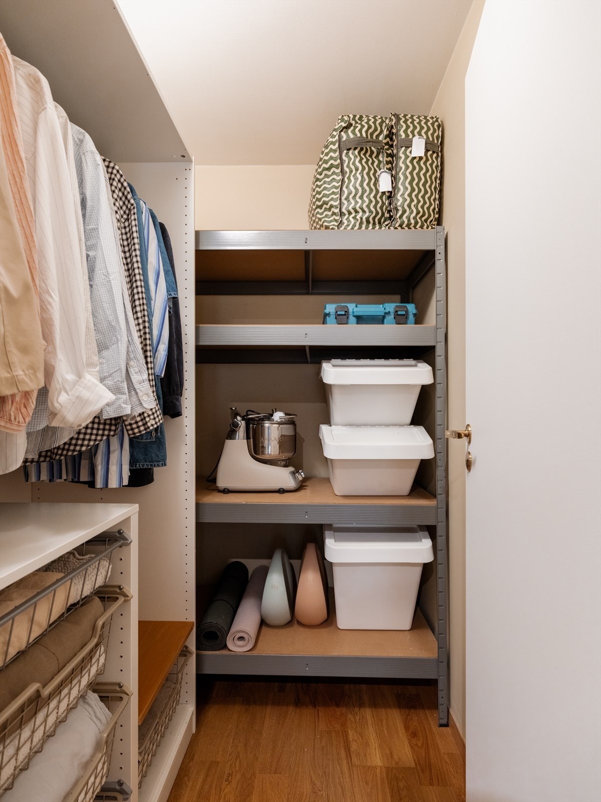 Boden har gode oppbevaringsmuligheter for klær, sportsutstyr og annet man ønsker å ha lett tilgjengelig. Galleribilde