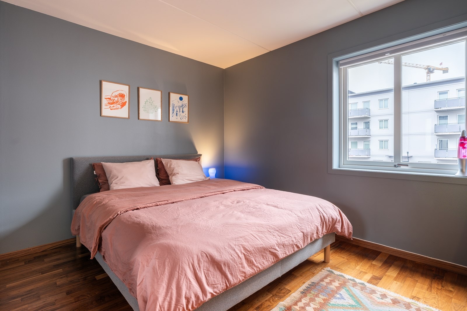 Hovedsoverom med god plass til en stor dobbeltseng med nattbord på sidene. Galleribilde