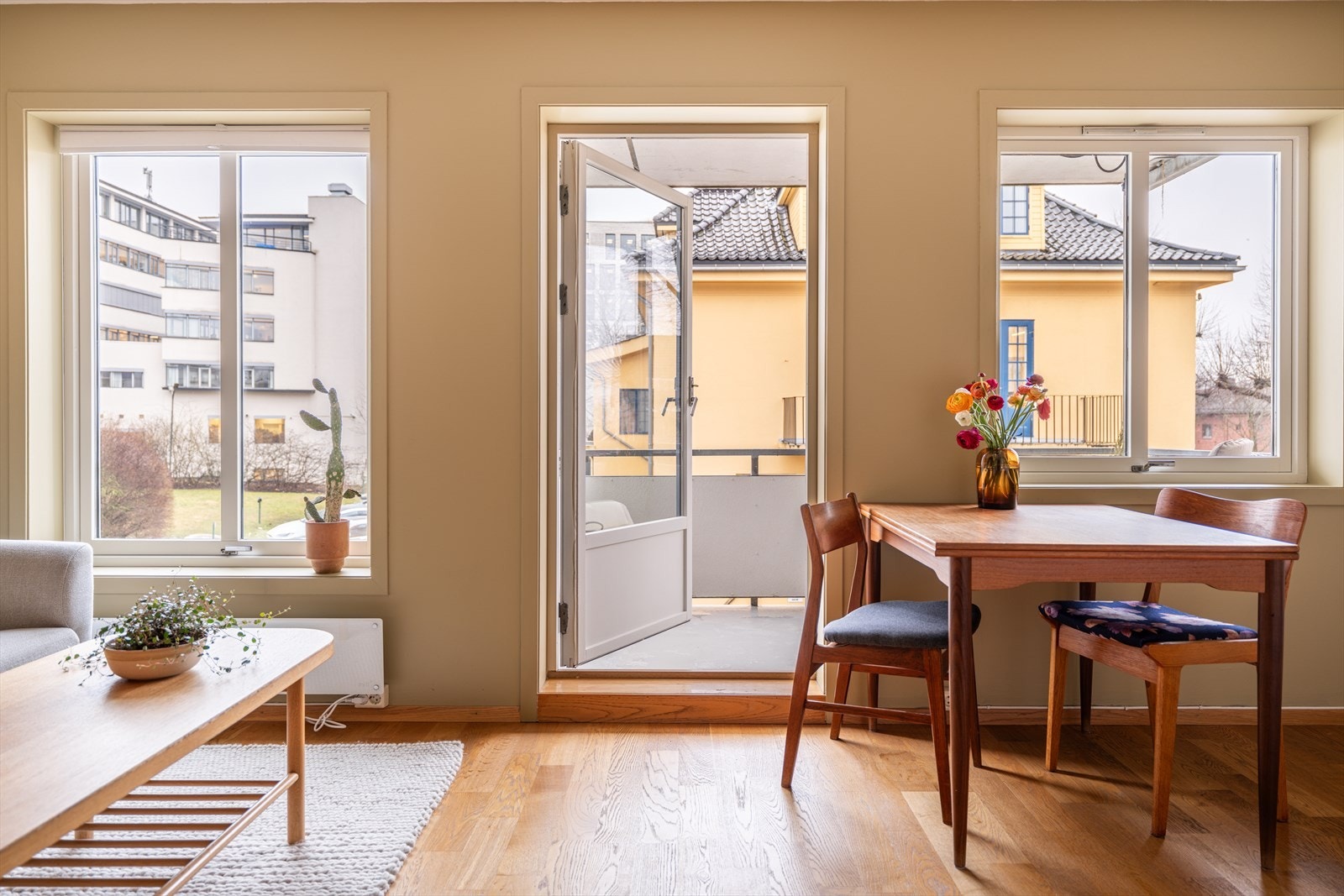 Balkongen blir som en forlengelse av stuen på de varmeste dagene. Galleribilde