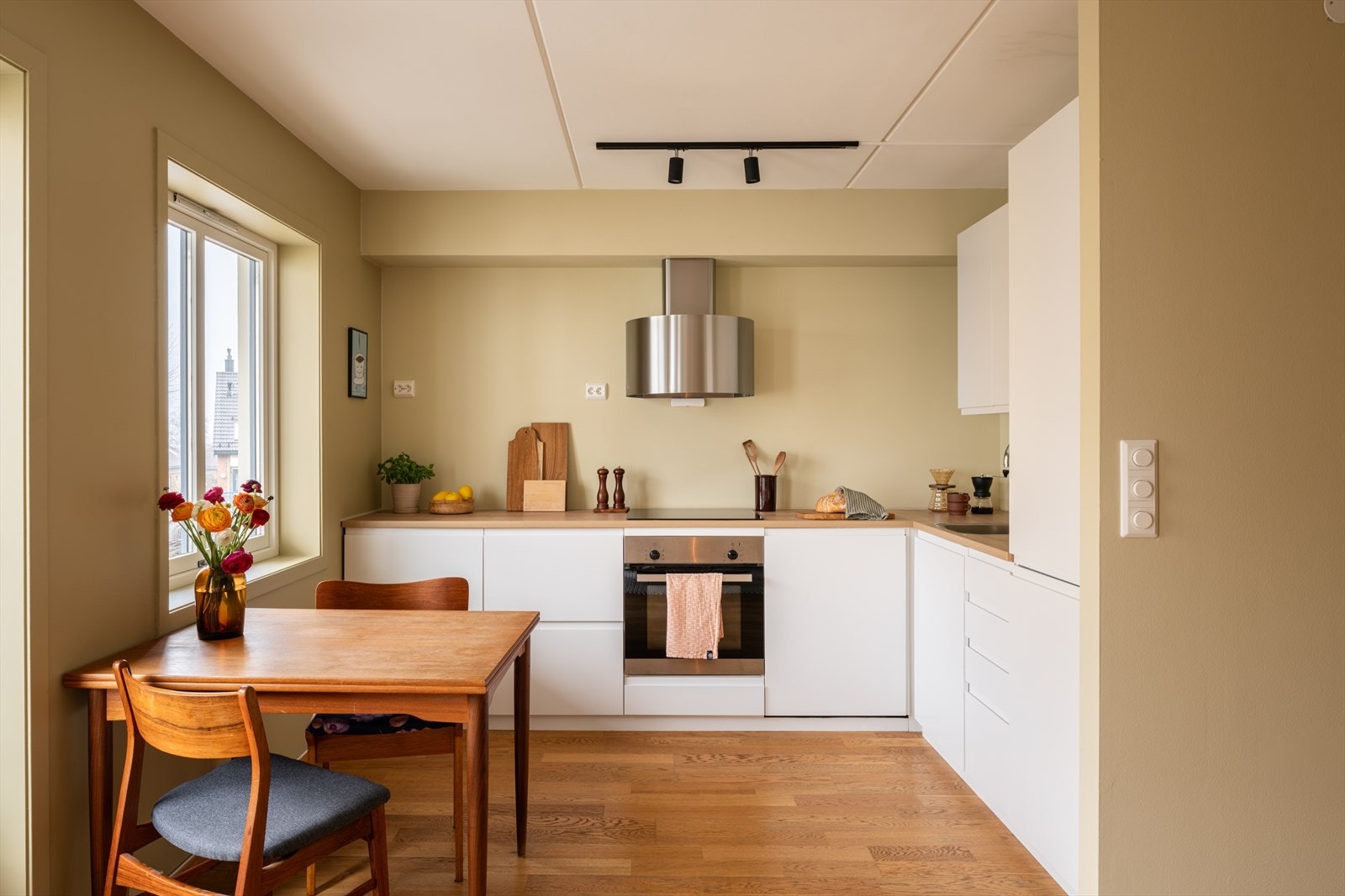 Stilrent Kvik-kjøkken fra 2025 med elegant kjøkkenhette fra RørosHetta. Galleribilde