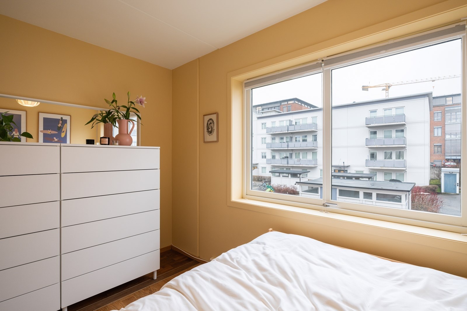 Et stort vindu gir mye naturlig lys og en god start på dagen. Galleribilde