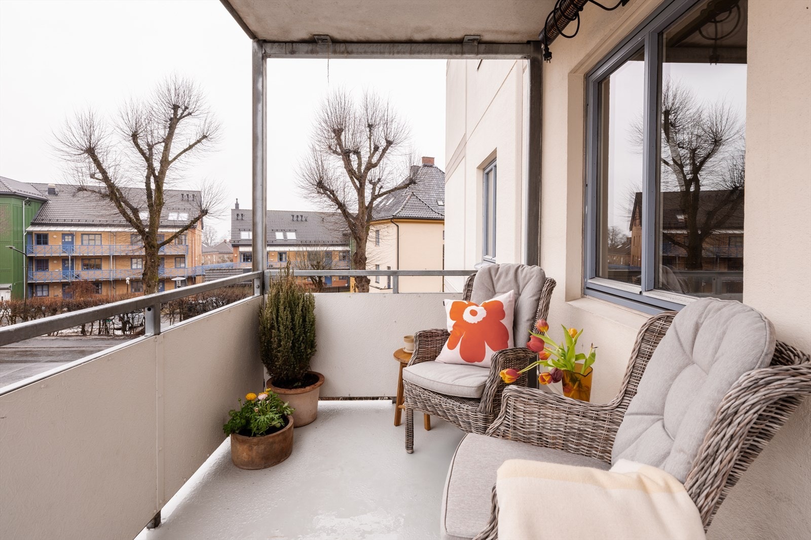 Varme vår- og sommerkvelder kan nytes på en romslig, sydøstvendt balkong på 6 m². Galleribilde