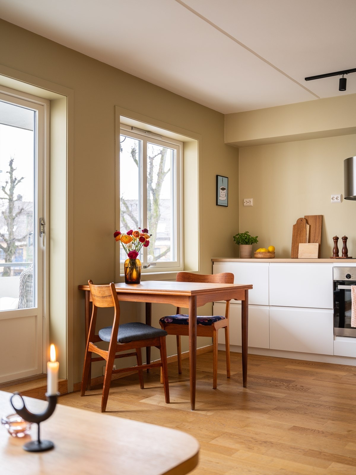 Mellom sonene får spisegruppen sin naturlige plassering. Galleribilde