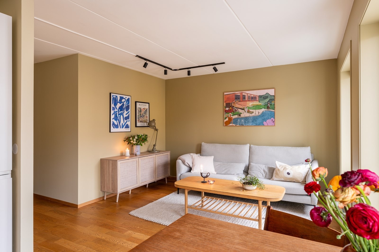 Et moderne hjem med god planløsning, moderne standard og herlige farger. Galleribilde