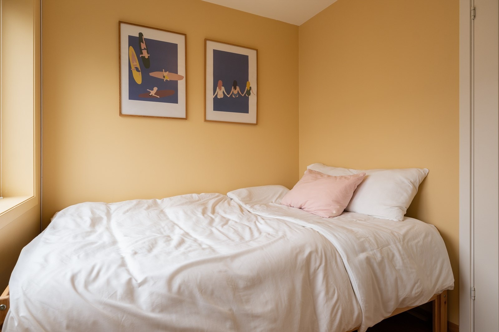 Gult soverom! Lunt og innbydende i en leken farge med god plass til seng. Galleribilde