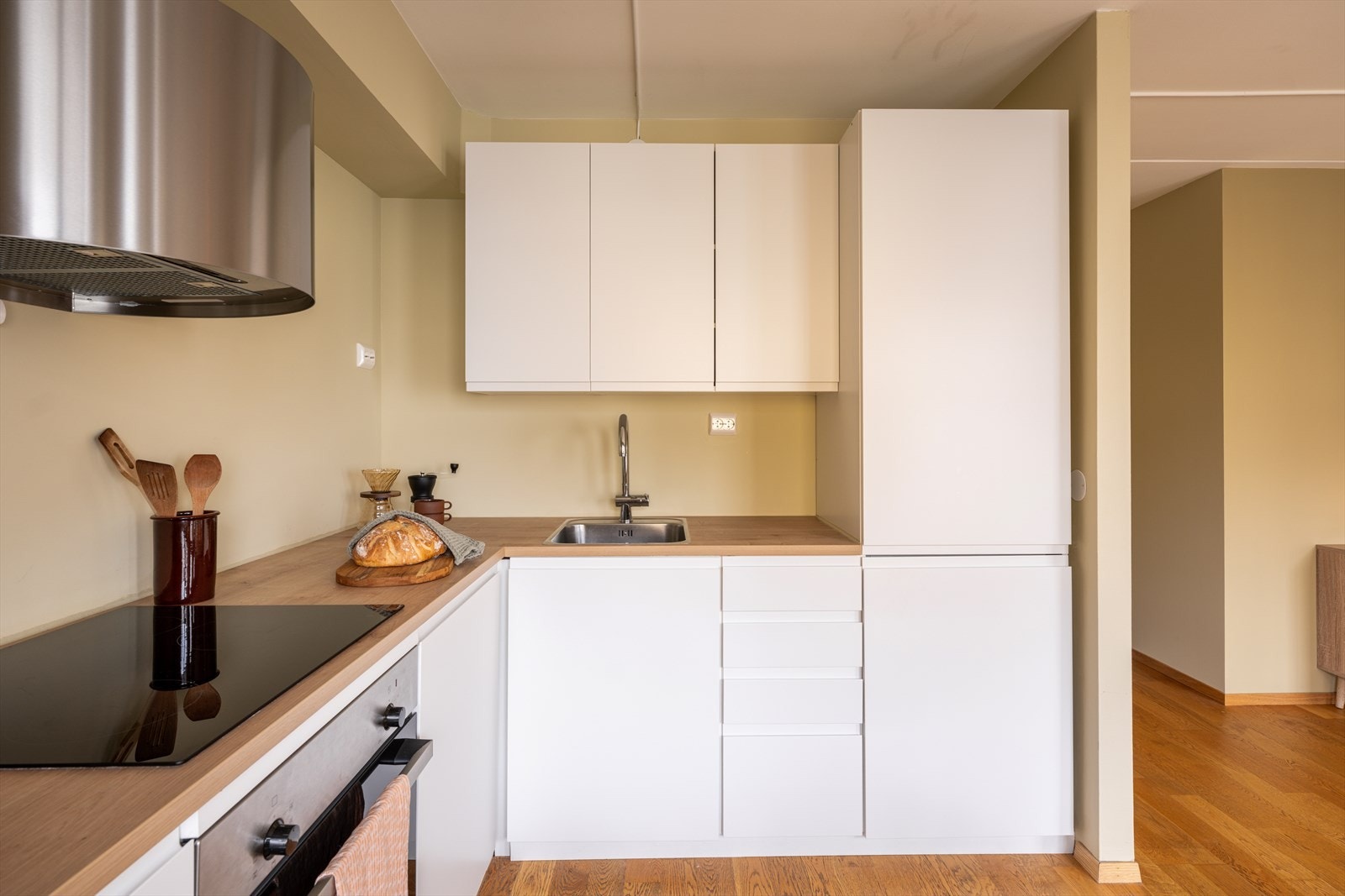 De integrerte hvitevarene sørger for et sømløst uttrykk. Galleribilde