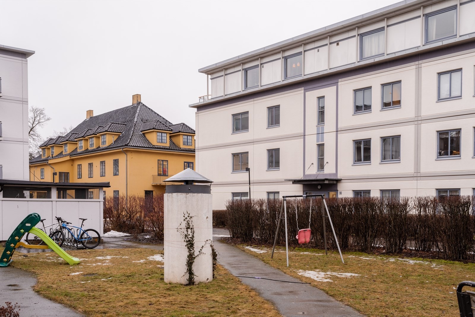 Utenfor døren er det flere fine grøntområder og kort vei til alt dere trenger i hverdagen. Galleribilde