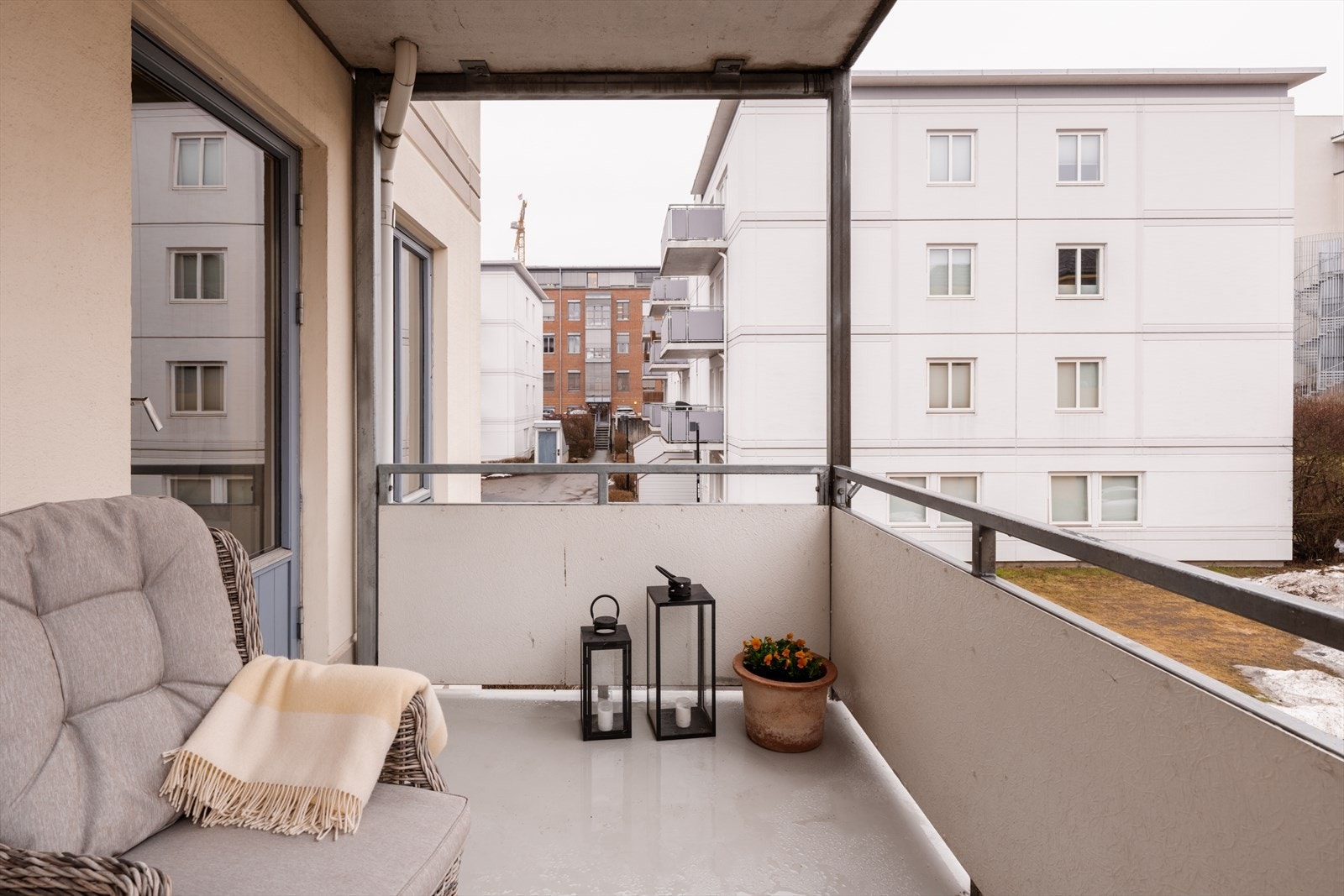 Balkongen er overbygget, og kan derfor også nytes utover sensommeren og høsten. Galleribilde