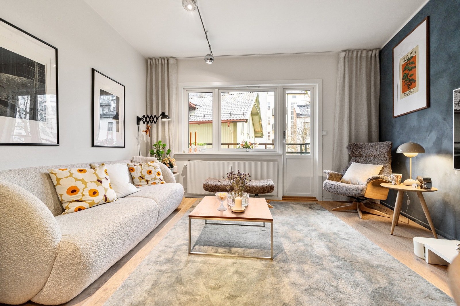 Store vindusflater gir rikelig med naturlig lys og bidrar til en luftig romfølelse. Galleribilde