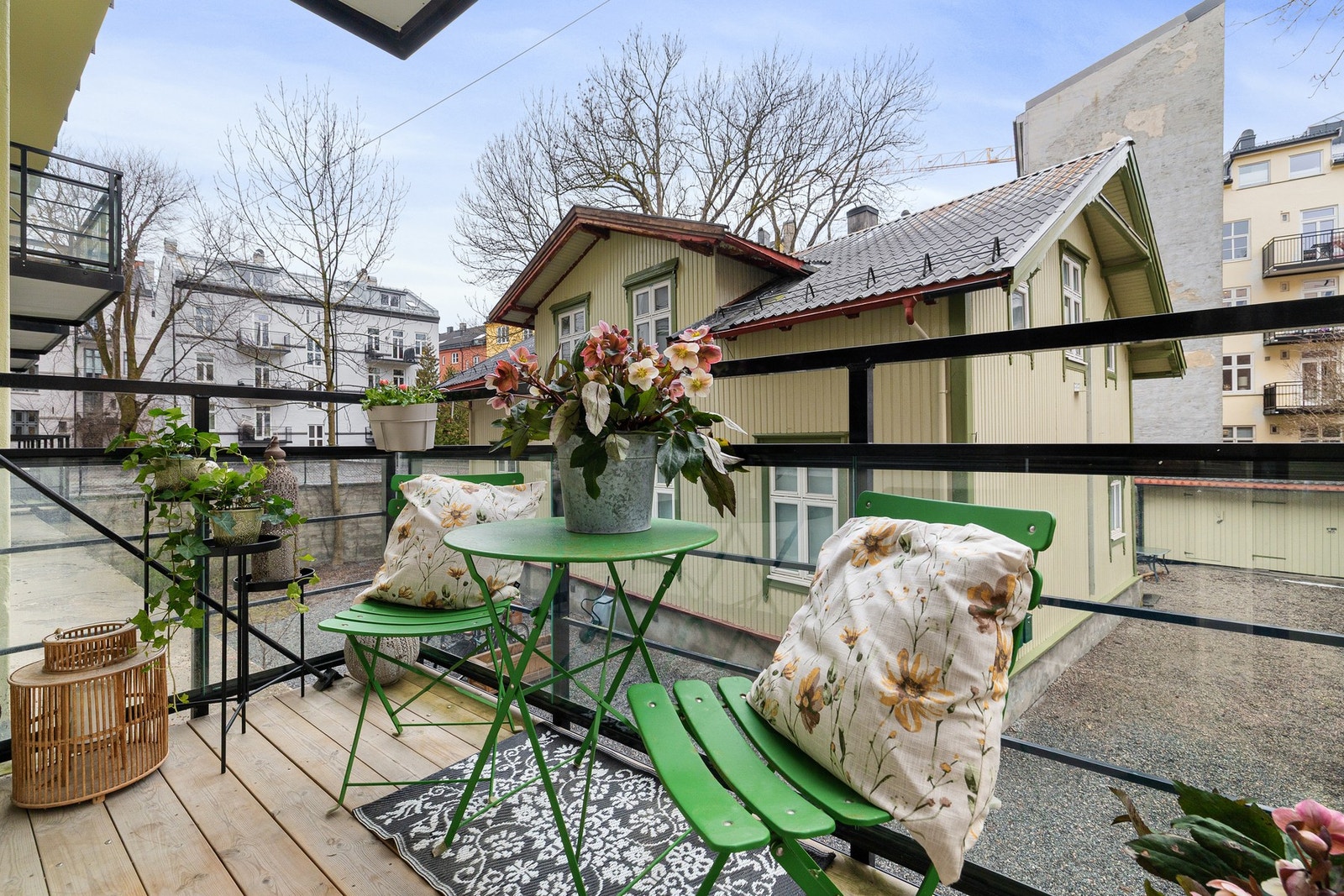 Stor og solrik balkong, som vender mot rolig bakgård. Galleribilde