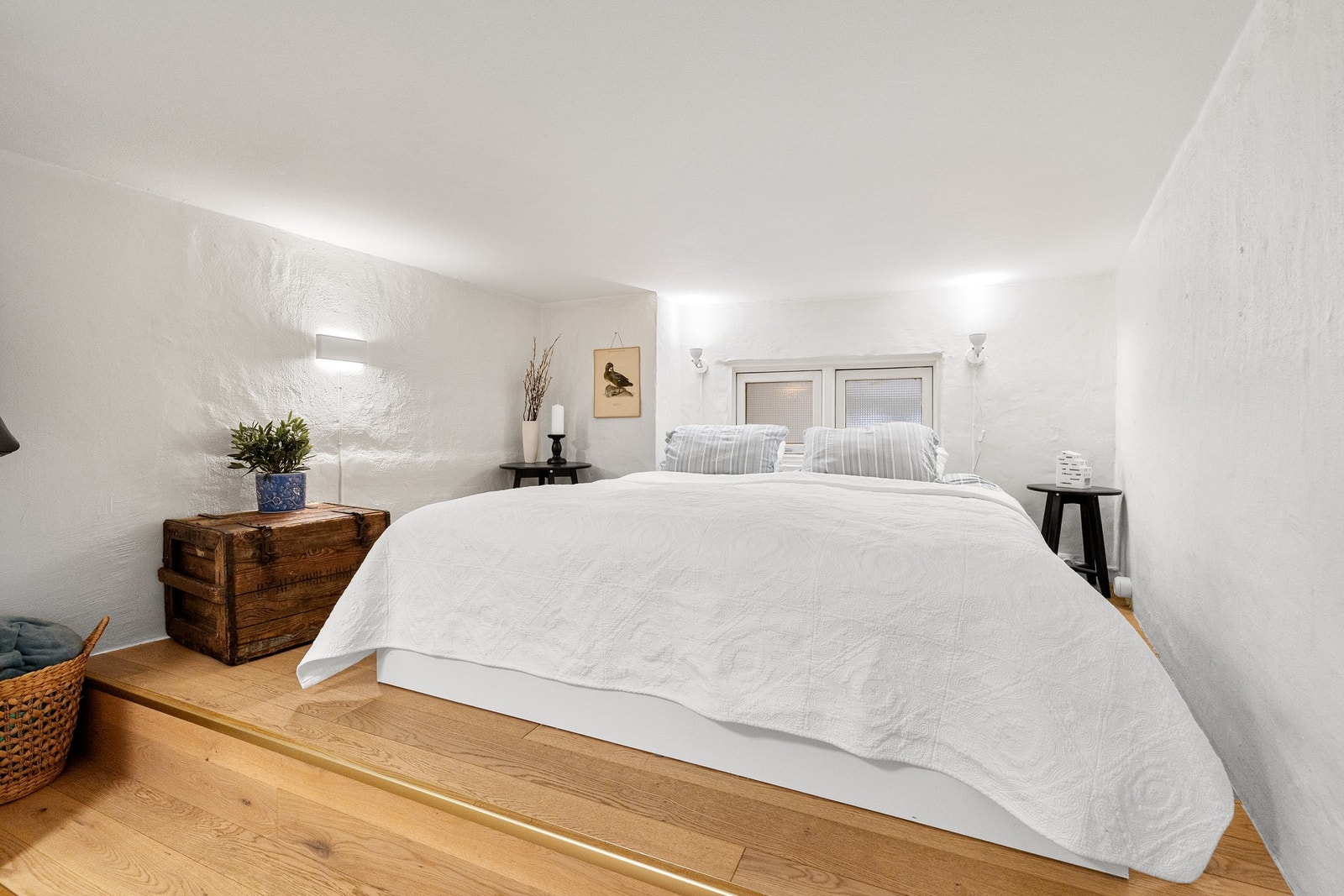 Rommet har parkett på gulv, malte veggflater og malt himling. Galleribilde