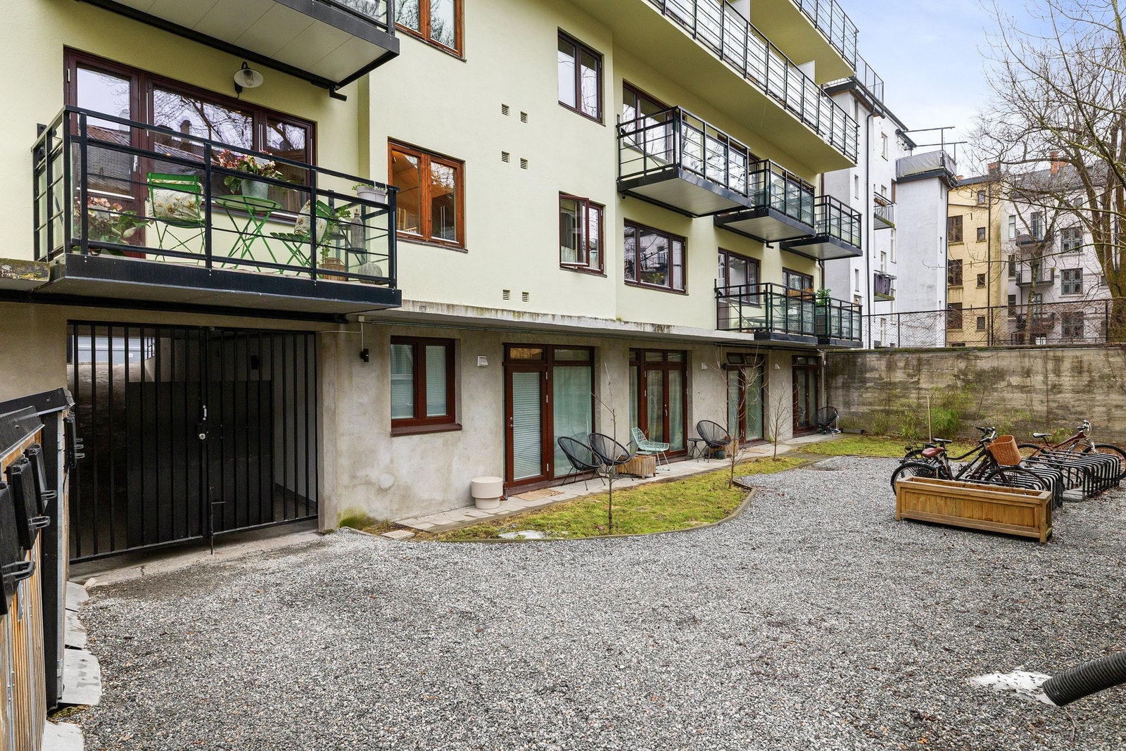 Bakgård. Galleribilde