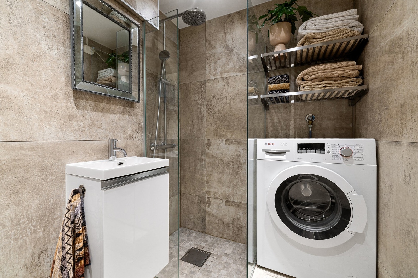 Badet er helfliset med fliser på vegger og gulv, samt malt himling. Gulvet er utstyrt med elektriske varmekabler som gir god komfort. Galleribilde