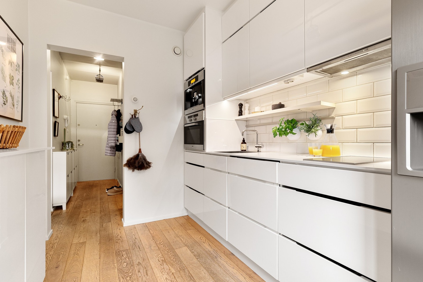 Innredningen byr på godt med skap- og benkeplass, og åpne hyller bidrar til et lett og funksjonelt preg. Galleribilde