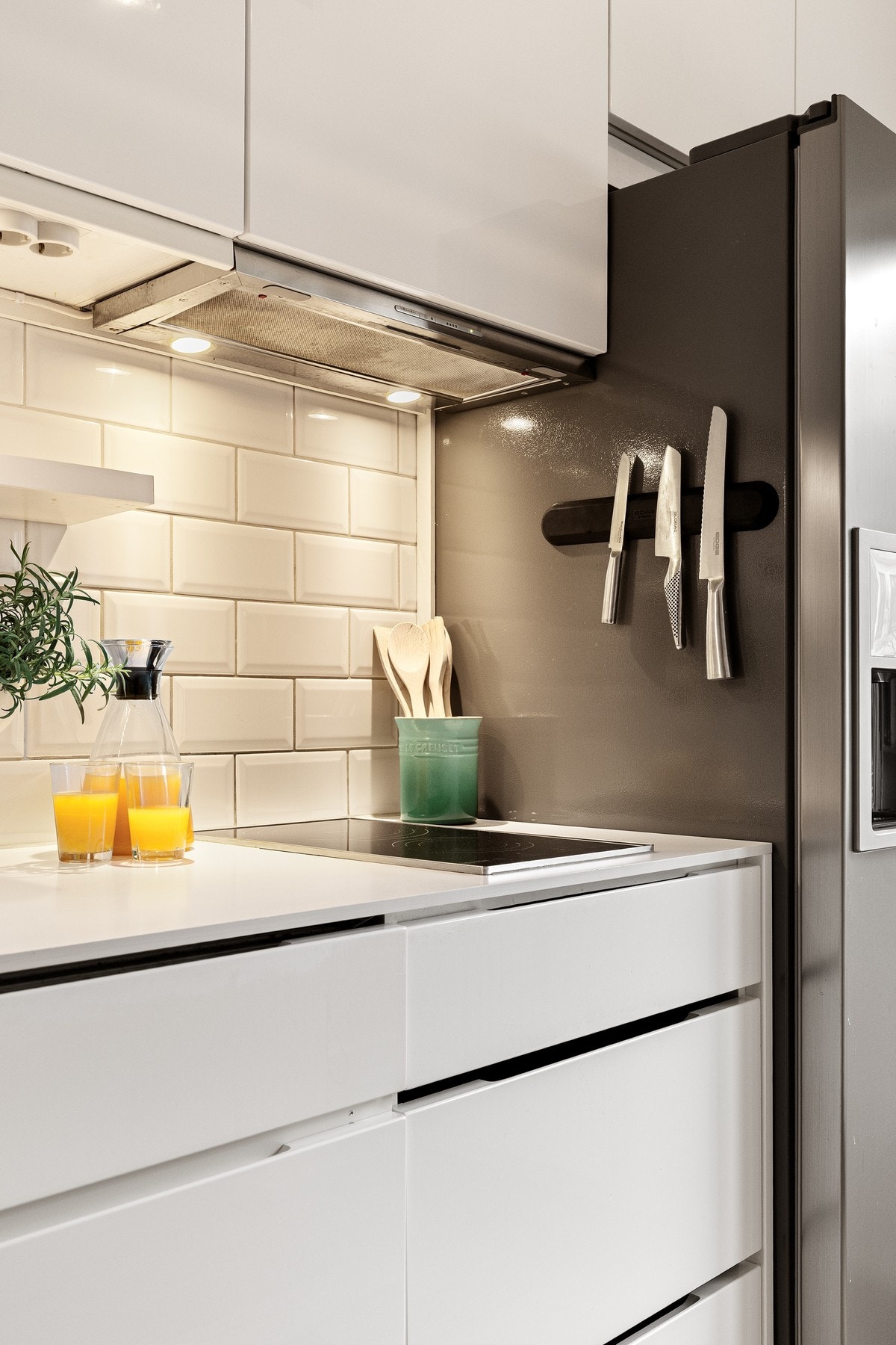 Kjøkkenet er utstyrt med delvis integrerte hvitevarer, herunder ovn, platetopp med to soner, oppvaskmaskin og ventilator med avkast ut. Galleribilde