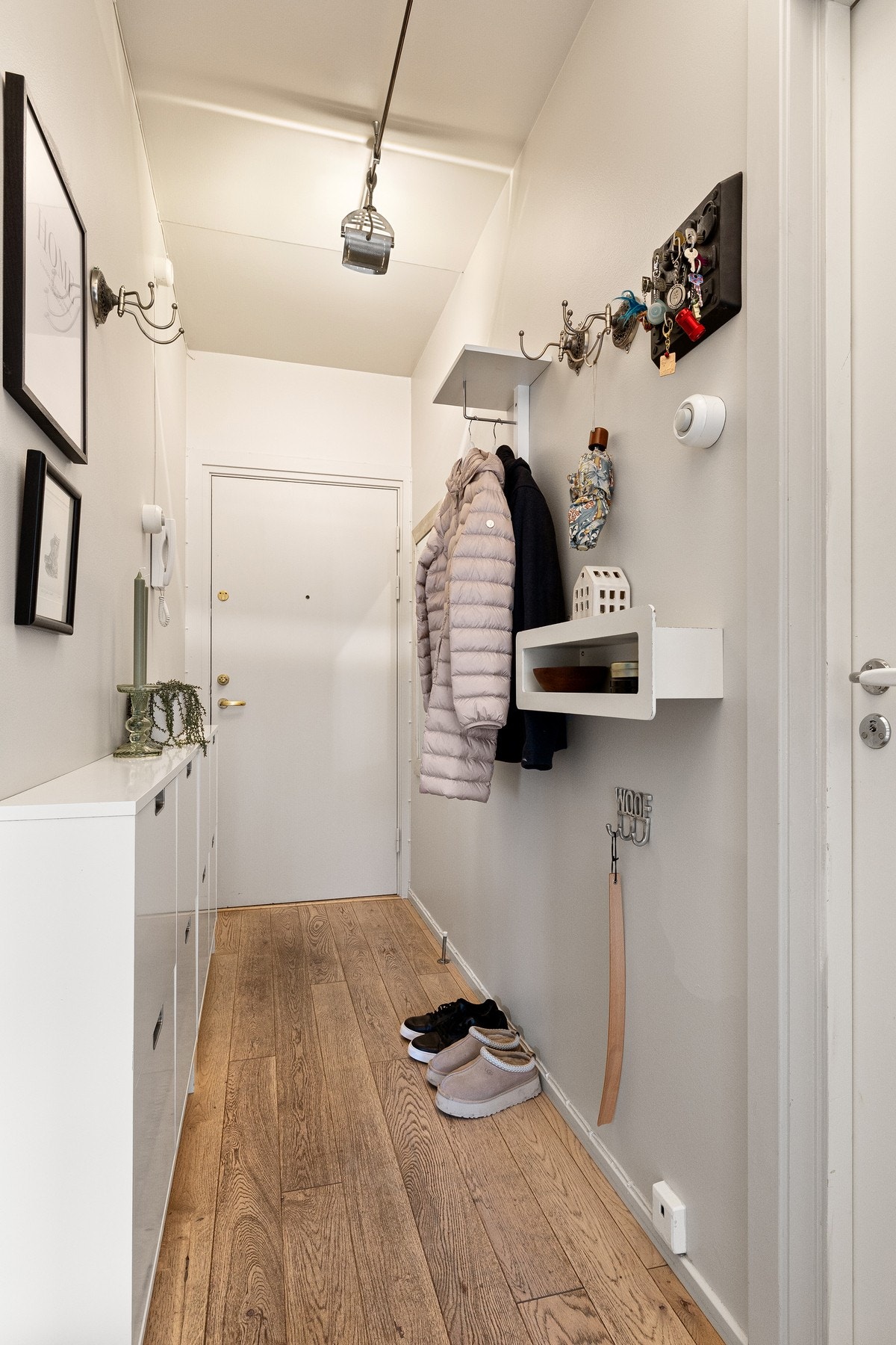 Gulvet er belagt med parkett som er gjennomgående fra øvrige oppholdsrom, og veggene har malte flater i lyse, nøytrale farger som gir et lyst og ryddig uttrykk. Galleribilde