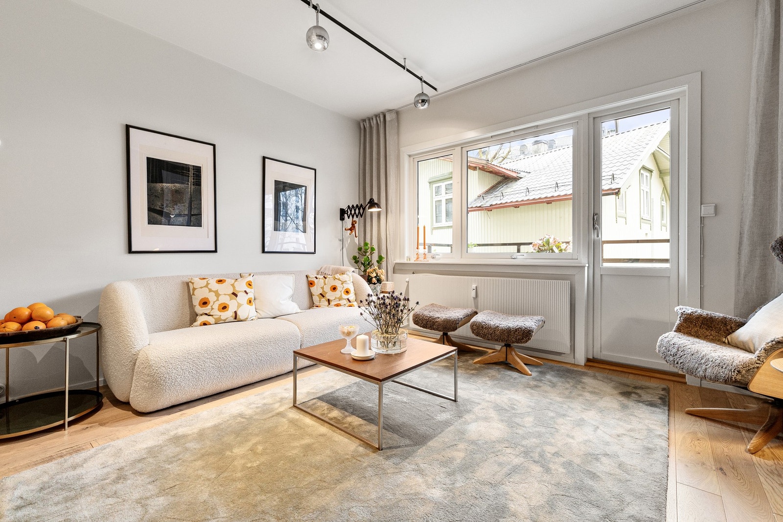 Stuen er lys og romslig med god plass til både sofagruppe og spiseplass. Galleribilde