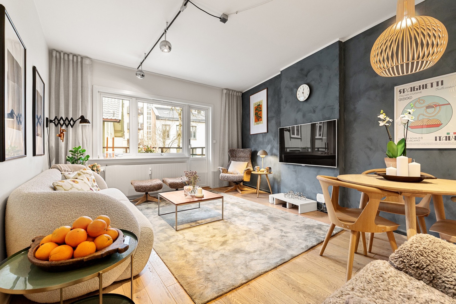 Gulvet er belagt med parkett, og veggene har malte flater i lyse, tidsriktige farger. Galleribilde