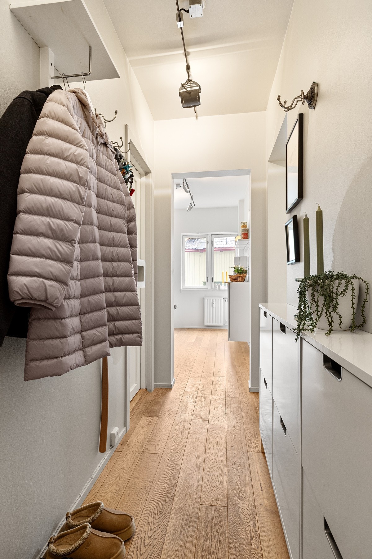Entréen er innbydende og funksjonell med god plass til oppbevaring av yttertøy og sko. Galleribilde