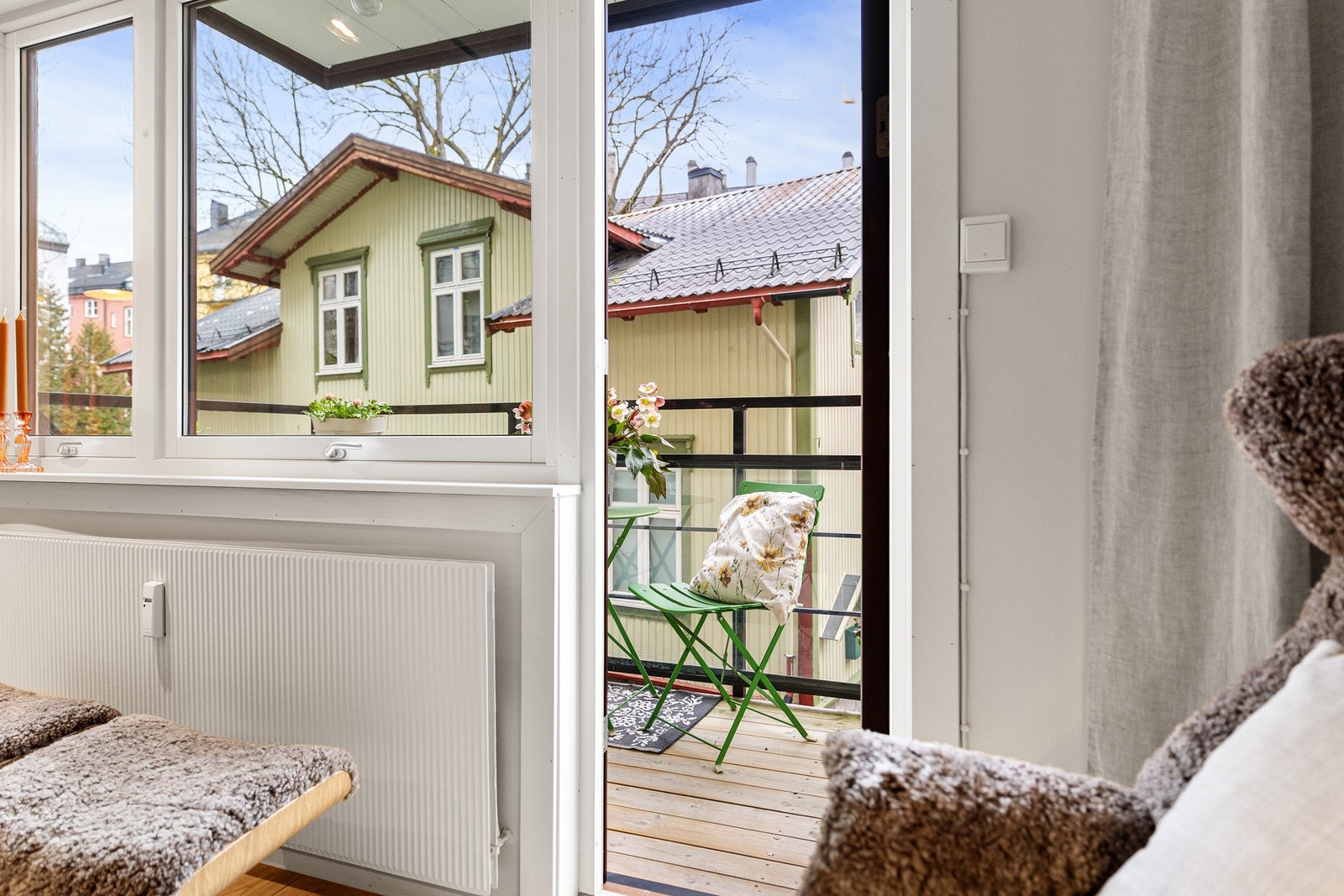 Fra stuen er det utgang til balkong mot bakgård. Galleribilde