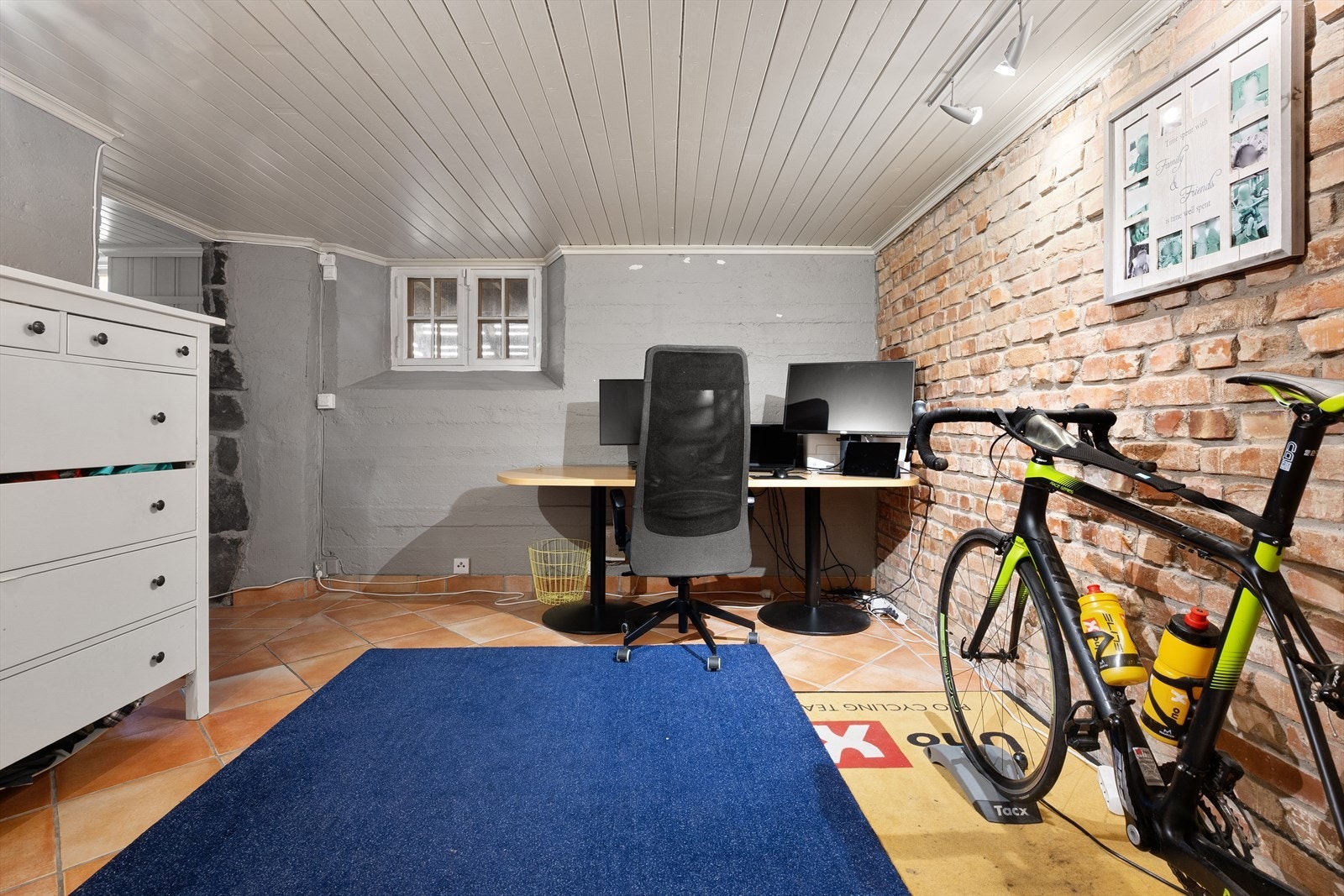 Innredet rom i kjelleren, med varmekabler. Ideelt som kontor eller hobbyrom. Galleribilde