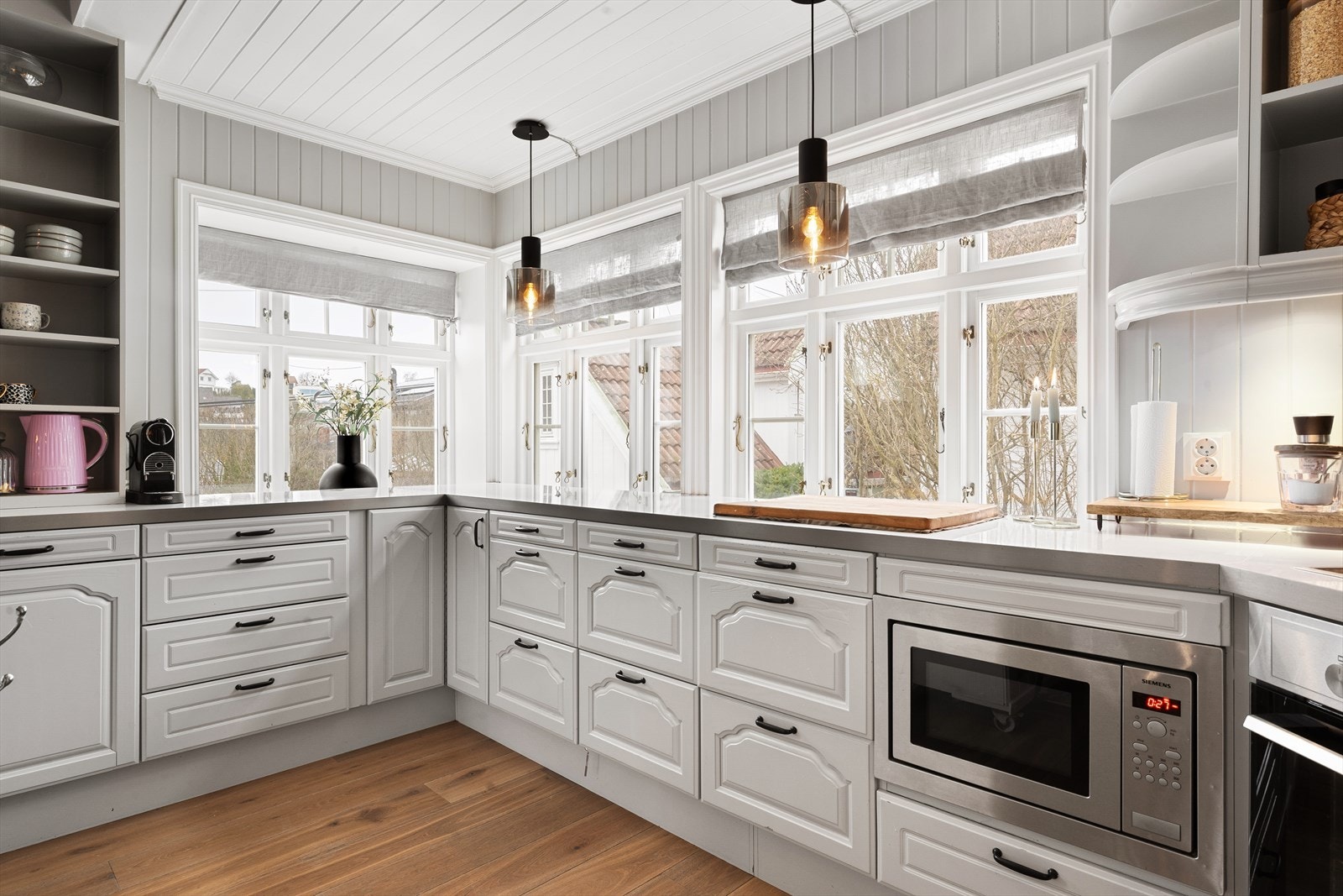 Kjøkkeninnredning med lyse profilerte fronter Galleribilde