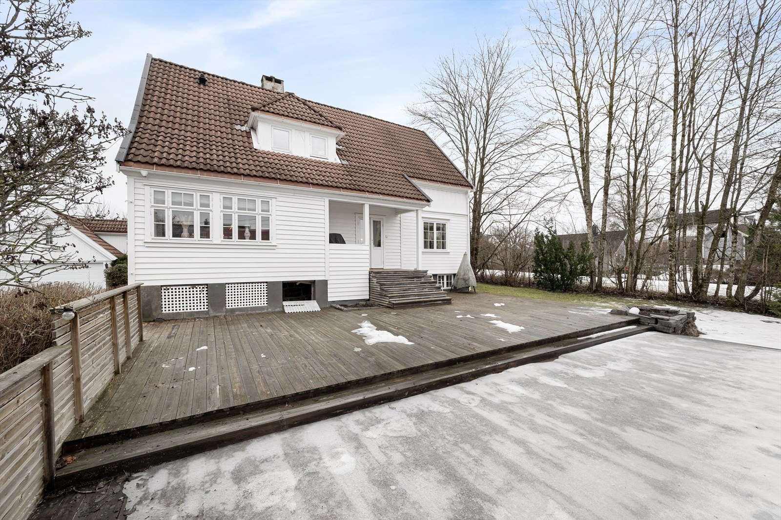 En romslig terrasseplatting på ca. 90 m² Galleribilde