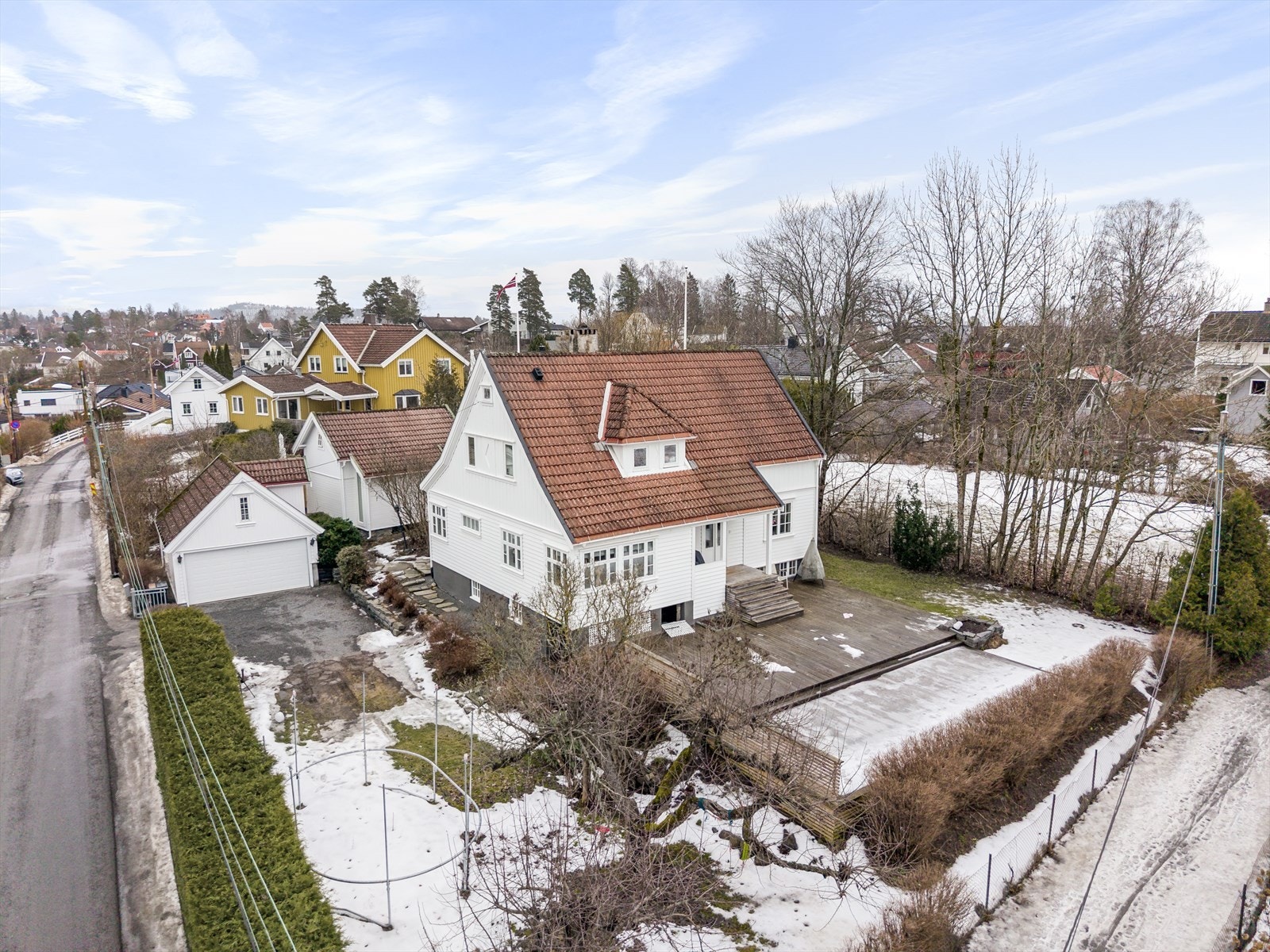En klassisk enebolig fra 1919, beliggende på en solrik og flat tomt på rett under ett mål. Galleribilde