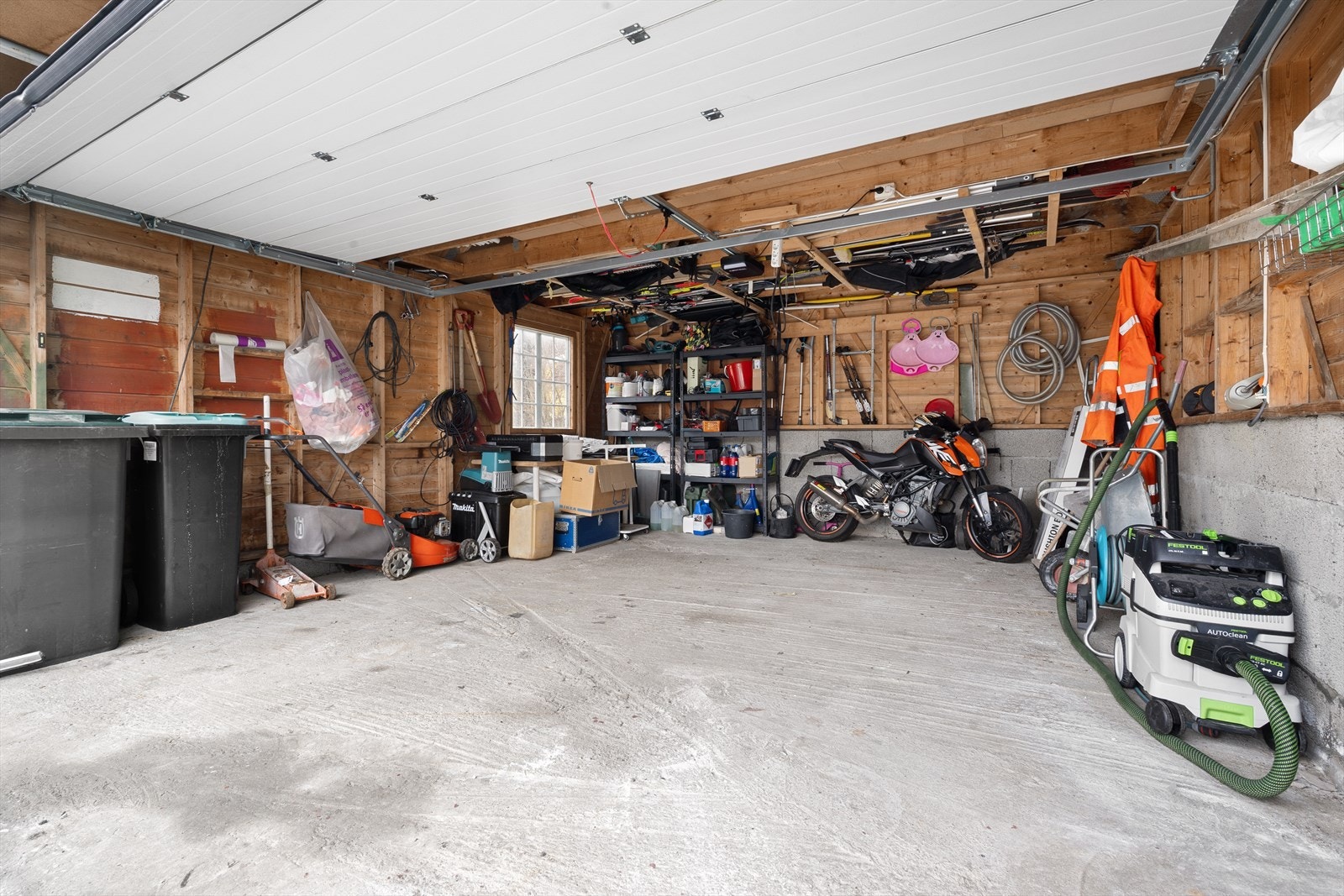 Innvendig byr garasjen på god plass til både bil, sykler og oppbevaring. Galleribilde