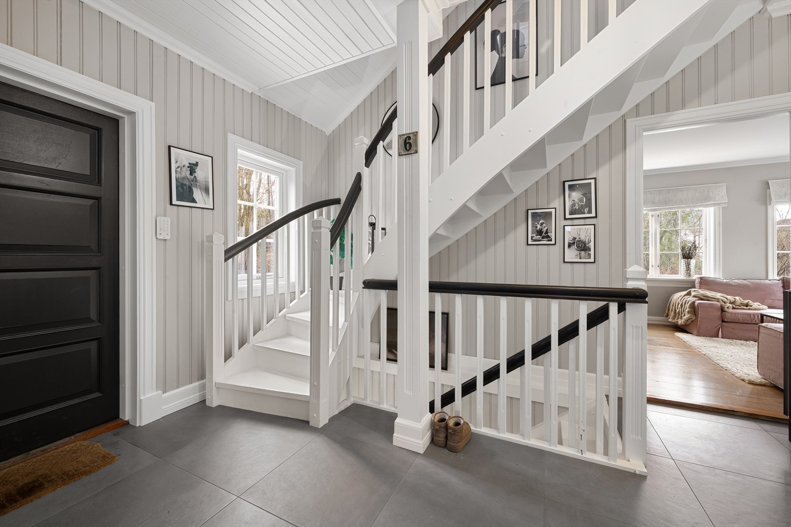 Romslig hall Galleribilde