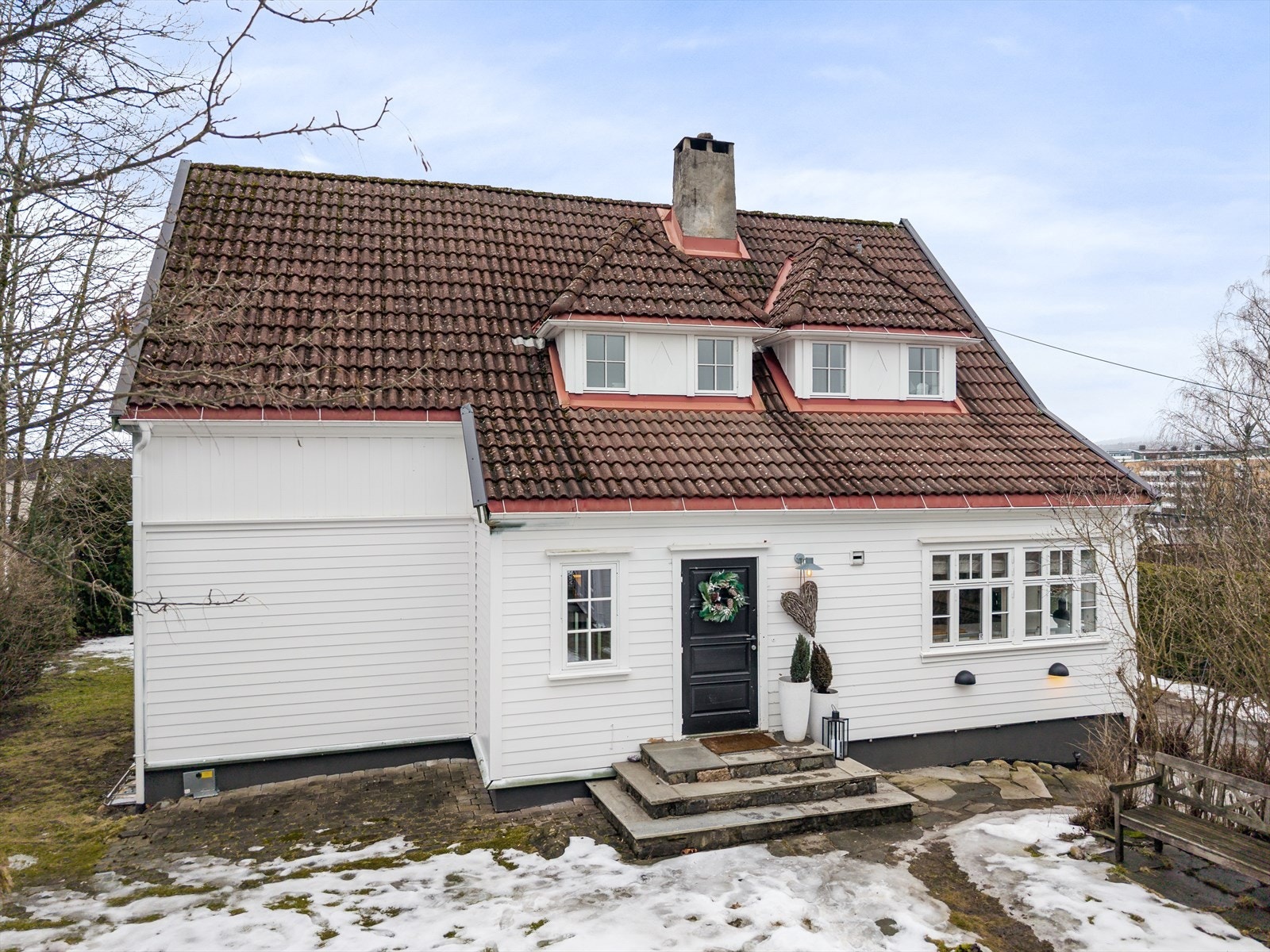 Eneboligen har en klassisk arkitektur med liggende panel og tak tekket med betongtakstein. Galleribilde