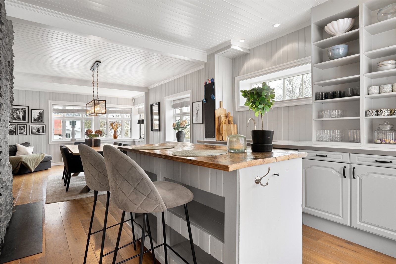 En praktisk kjøkkenøy gir ekstra arbeidsflate og en uformell spiseplass. Galleribilde