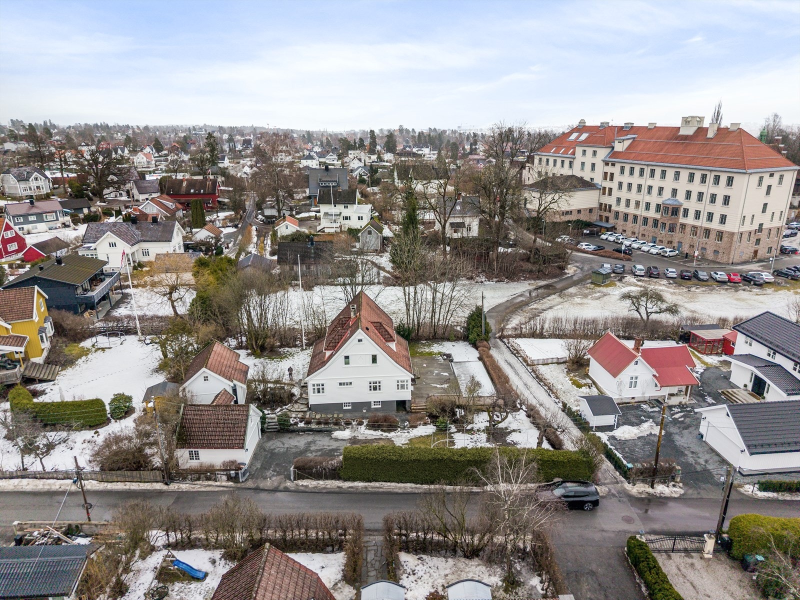 Fra Bekkestua T-banestasjon, en kort spasertur unna, tar reisen til Majorstuen ca. 17 minutter. Galleribilde