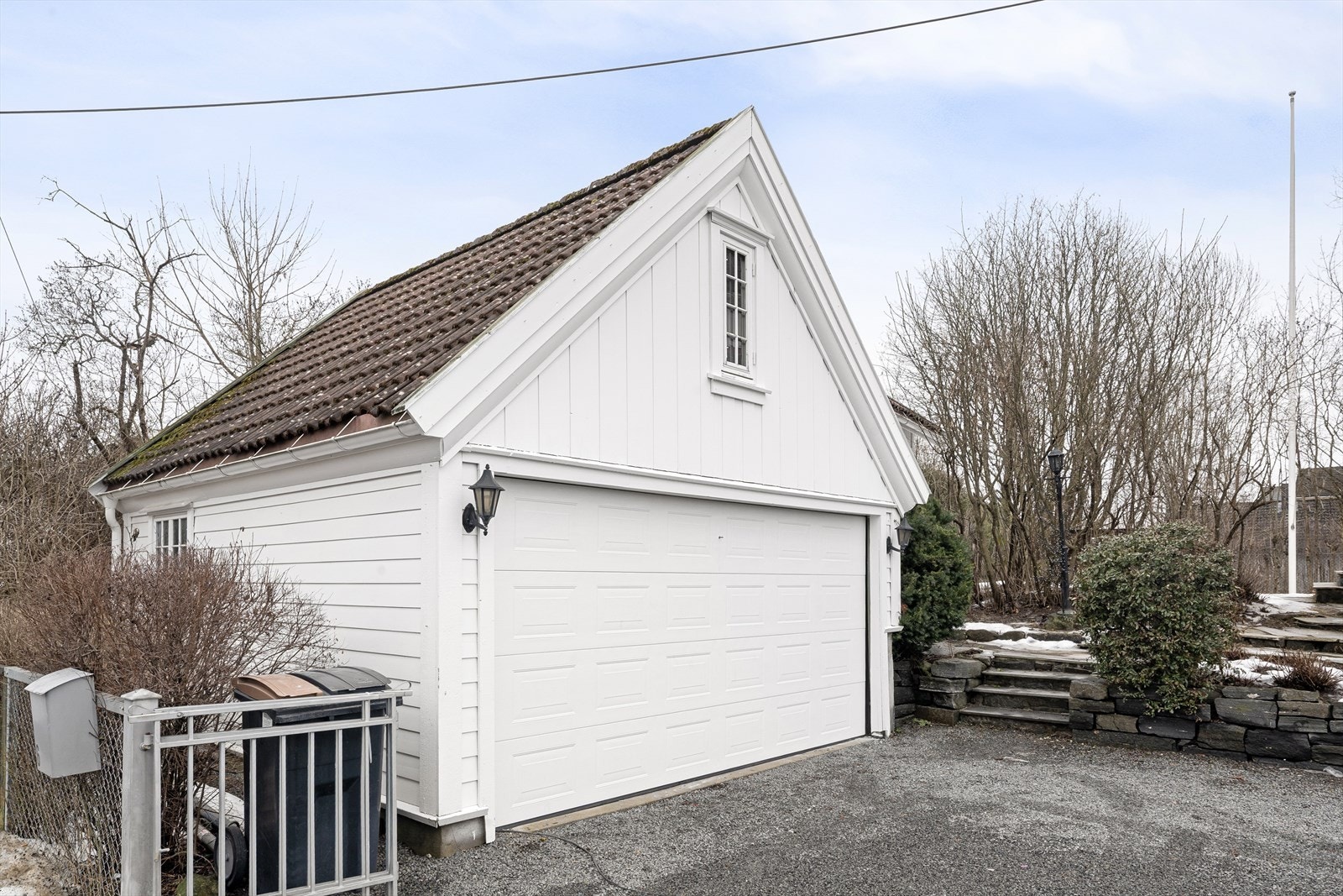 Dobbelgarasje på ca. 26 m² med elektrisk port, oppført i 1999. Galleribilde