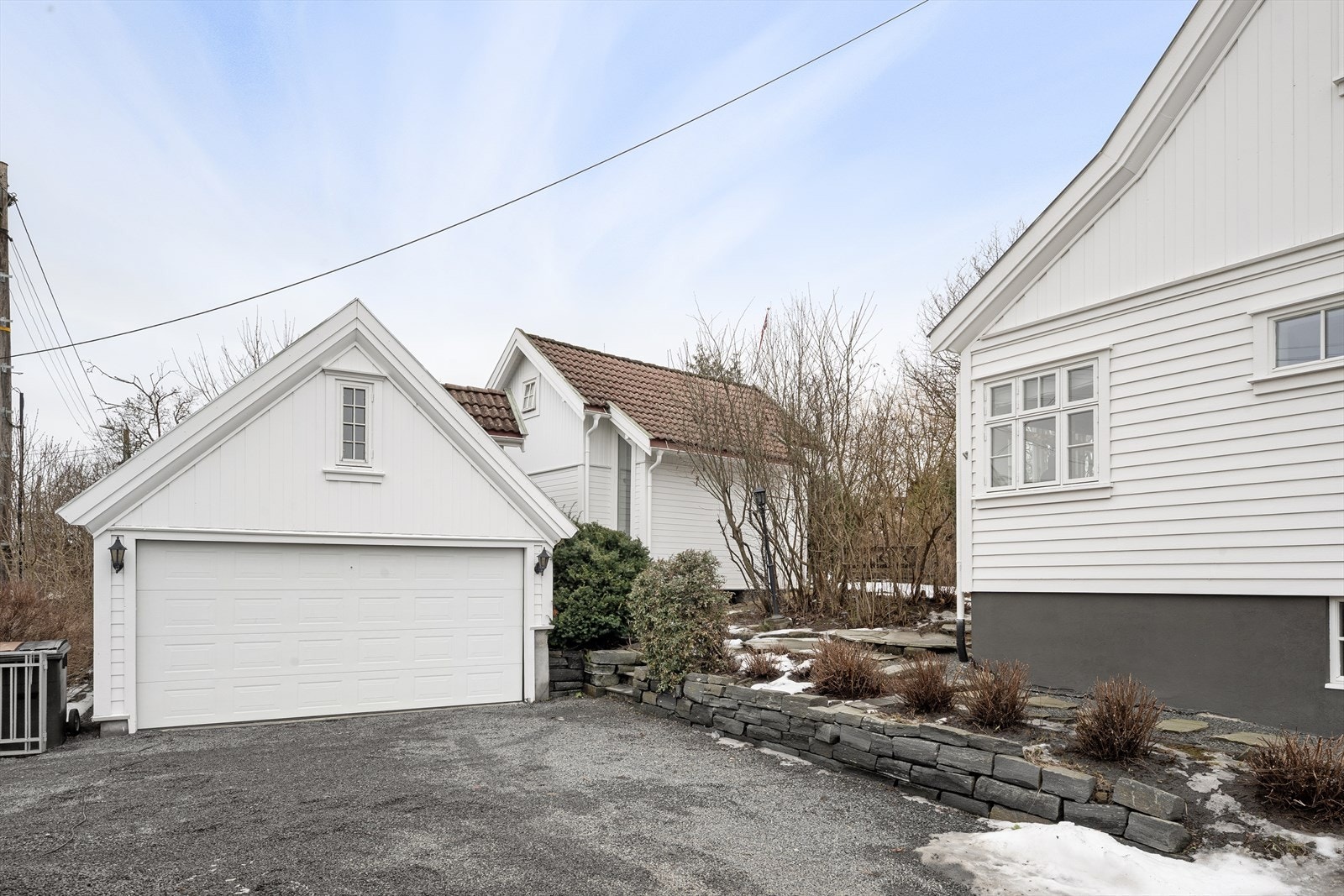 Både enebolig, garasje og anneks gir et helhetlig og sjarmerende tun. Galleribilde