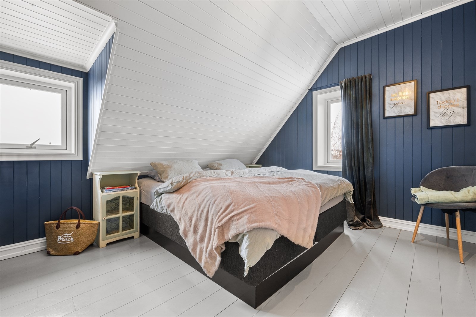 Hovedsoverommet har en lun atmosfære med malte tregulv og god plass til dobbeltseng Galleribilde