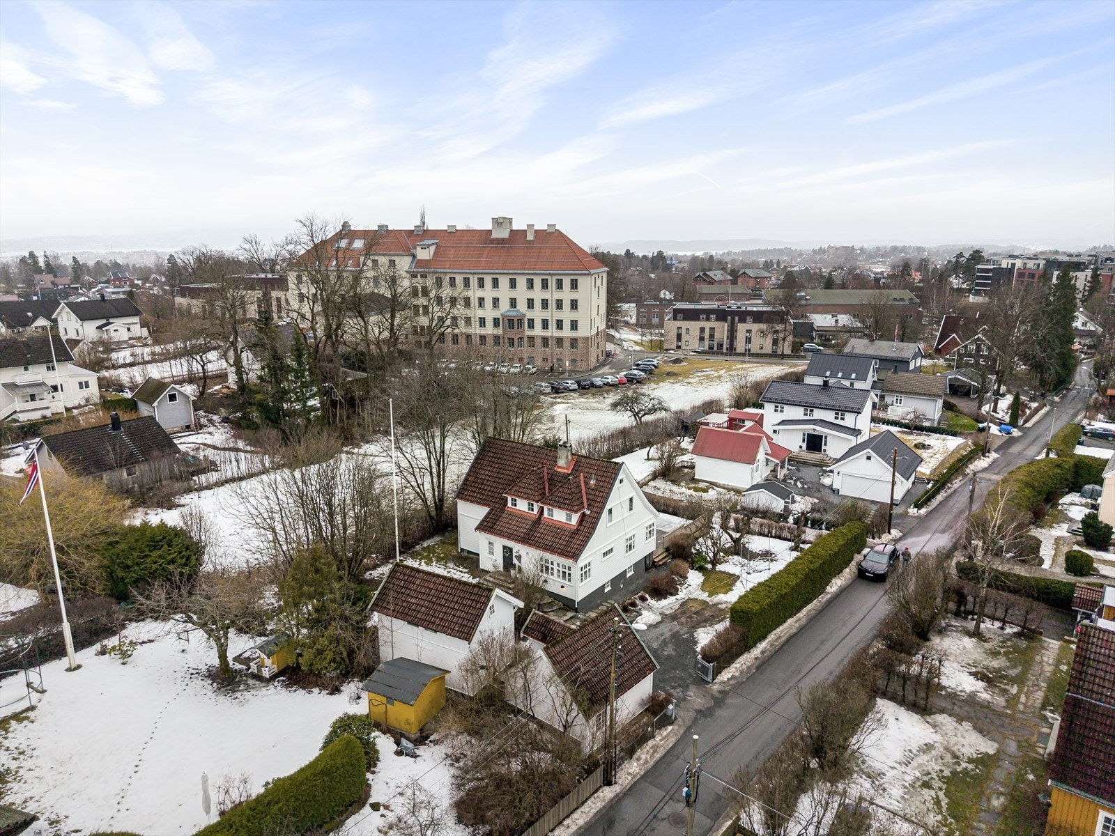 Eiendommen har en sentral beliggenhet med kort og trygg skolevei til Stabekk barneskole og Ringstabekk ungdomsskole. Galleribilde