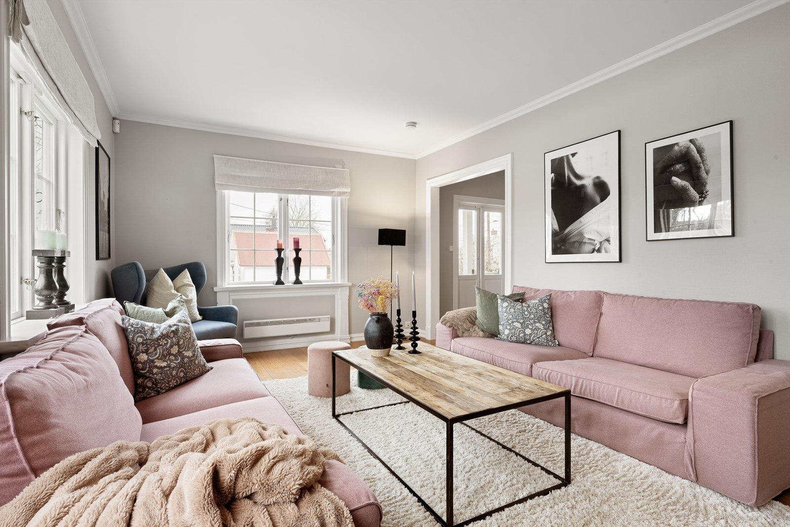 Store vindusflater gir godt med naturlig lys inn i stuen Galleribilde