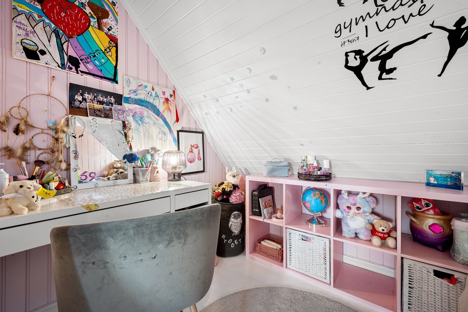 Rommet utnytter plassen godt med smarte løsninger under skråtaket. Galleribilde