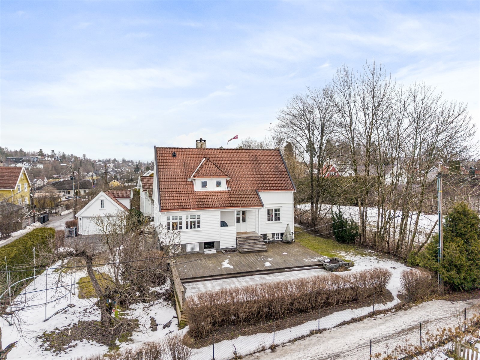 Nærområdet har et bredt fritidstilbud med blant annet lekeplasser, fotballbaner og idrettsanlegg. Galleribilde