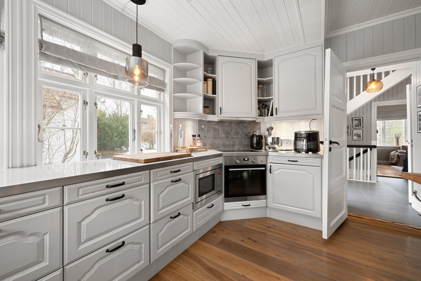 Kjøkkenet er utstyrt med keramisk koketopp og ventilator med avtrekk Galleribilde