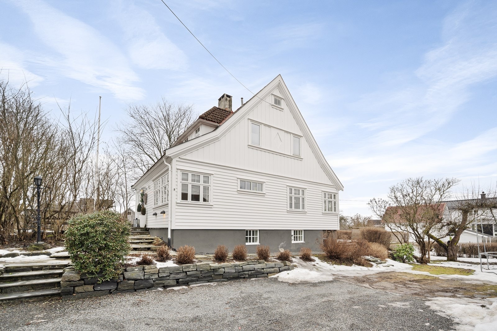 Gruset gårdsplass med gode parkeringsmuligheter i tillegg til dobbelgarasjen. Galleribilde