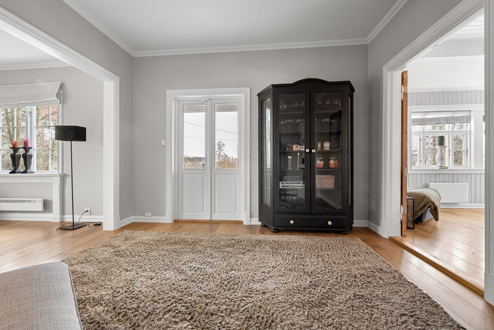 Fra stuen er det utgang til terrasse og hage Galleribilde