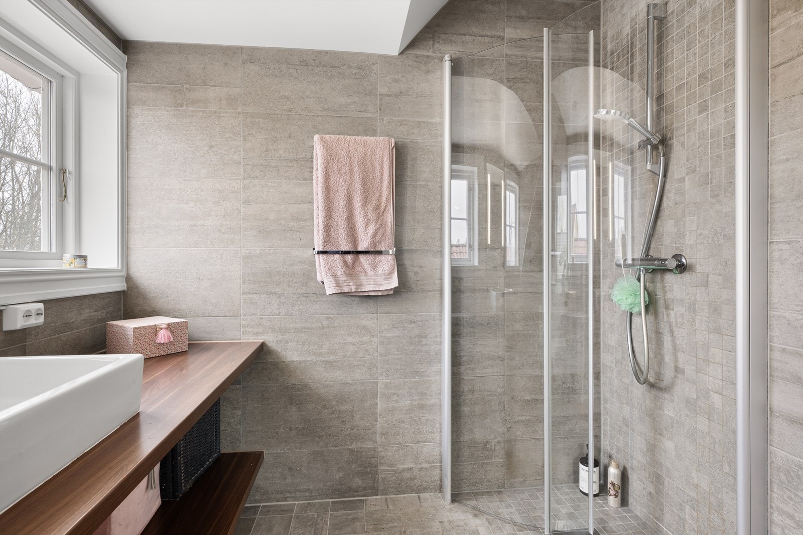 Badet har et dusjhjørne med innfellbare glassvegger og mekanisk avtrekk. Galleribilde