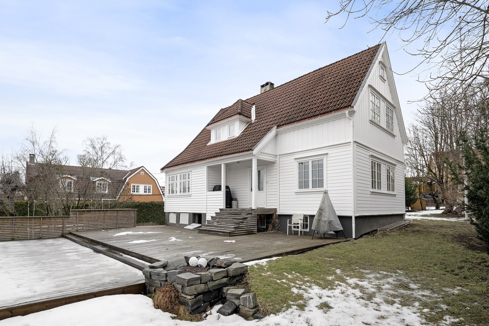 Eiendommen ligger tilbaketrukket og rolig til i et veletablert villastrøk, populært blant barnefamilier. Galleribilde