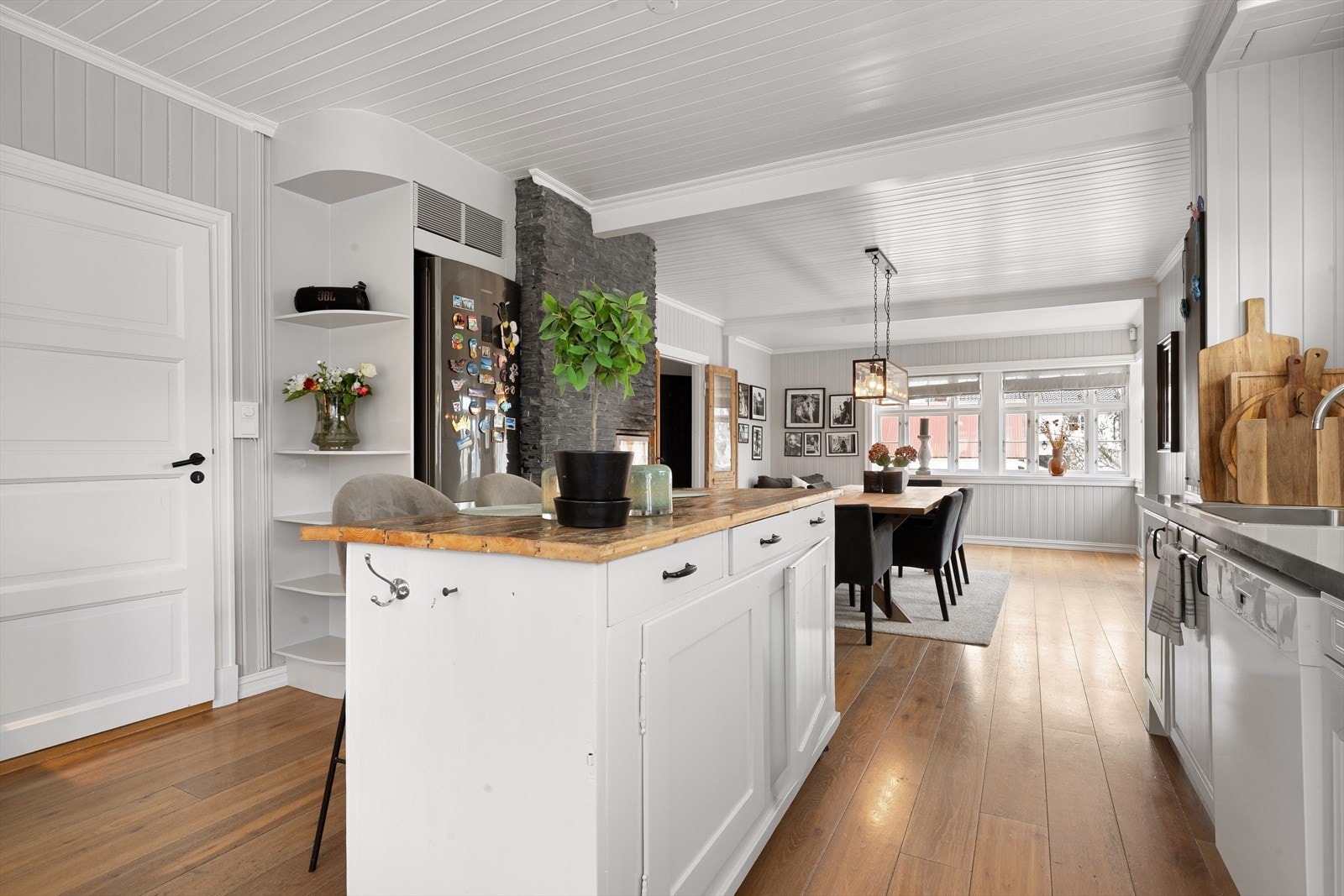 Kjøkkenet og spisestuen danner en åpen og sosial sone Galleribilde